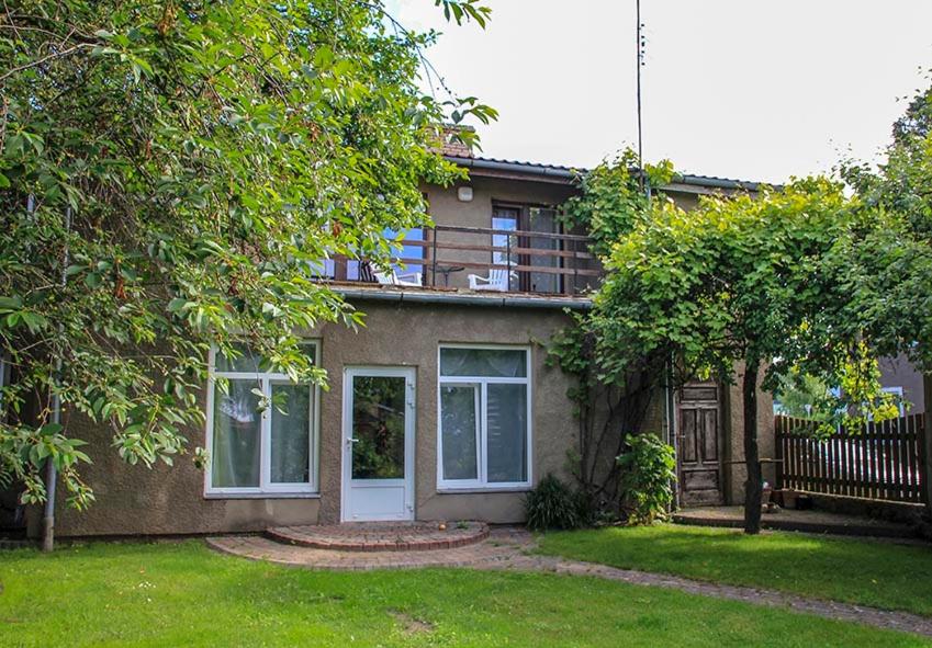 Viesu nams un dārzs